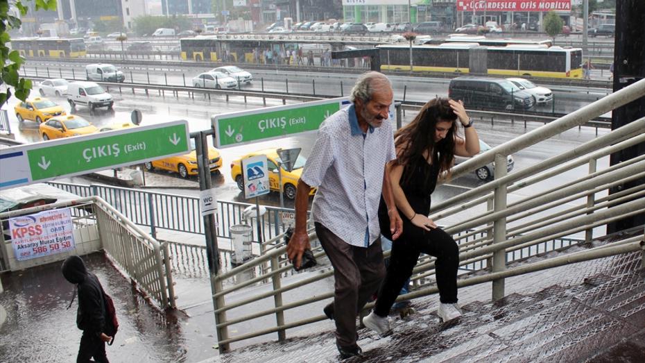 İstanbul'da Sonbahar Hava Koşulları Geri Dönerken, Sıcaklıklar Hızla Düşecek ve Sağanaklar Başlayacak