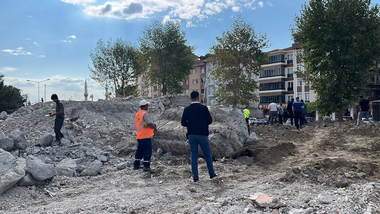 Çorum’da Okul Yıkımı Sırasında Toprak Altında İnsan Kemikleri Çıktı