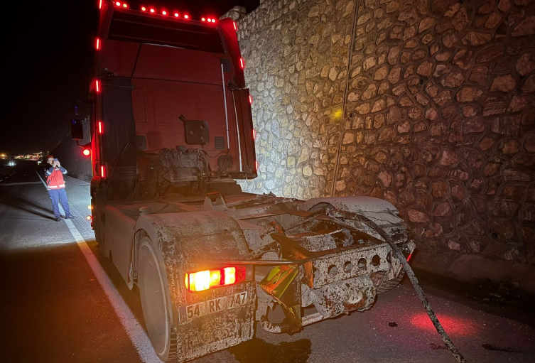 Kamyonun açık kasası Sakarya üst geçidinde asılı kaldı