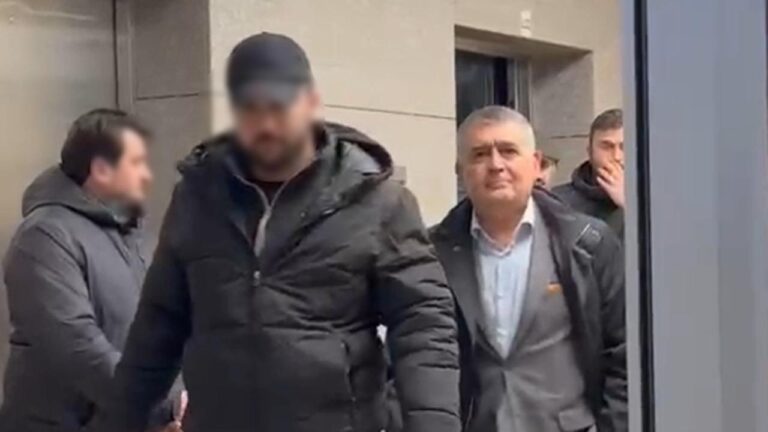 Yöneticilere Yabancı Yasak Tüsi