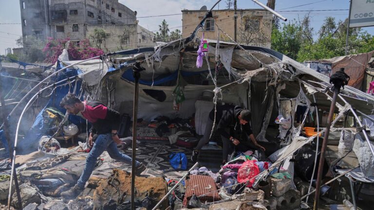 Video. İsrail Gazze’de yerinden edilmiş Filistin perdelerine çarptı